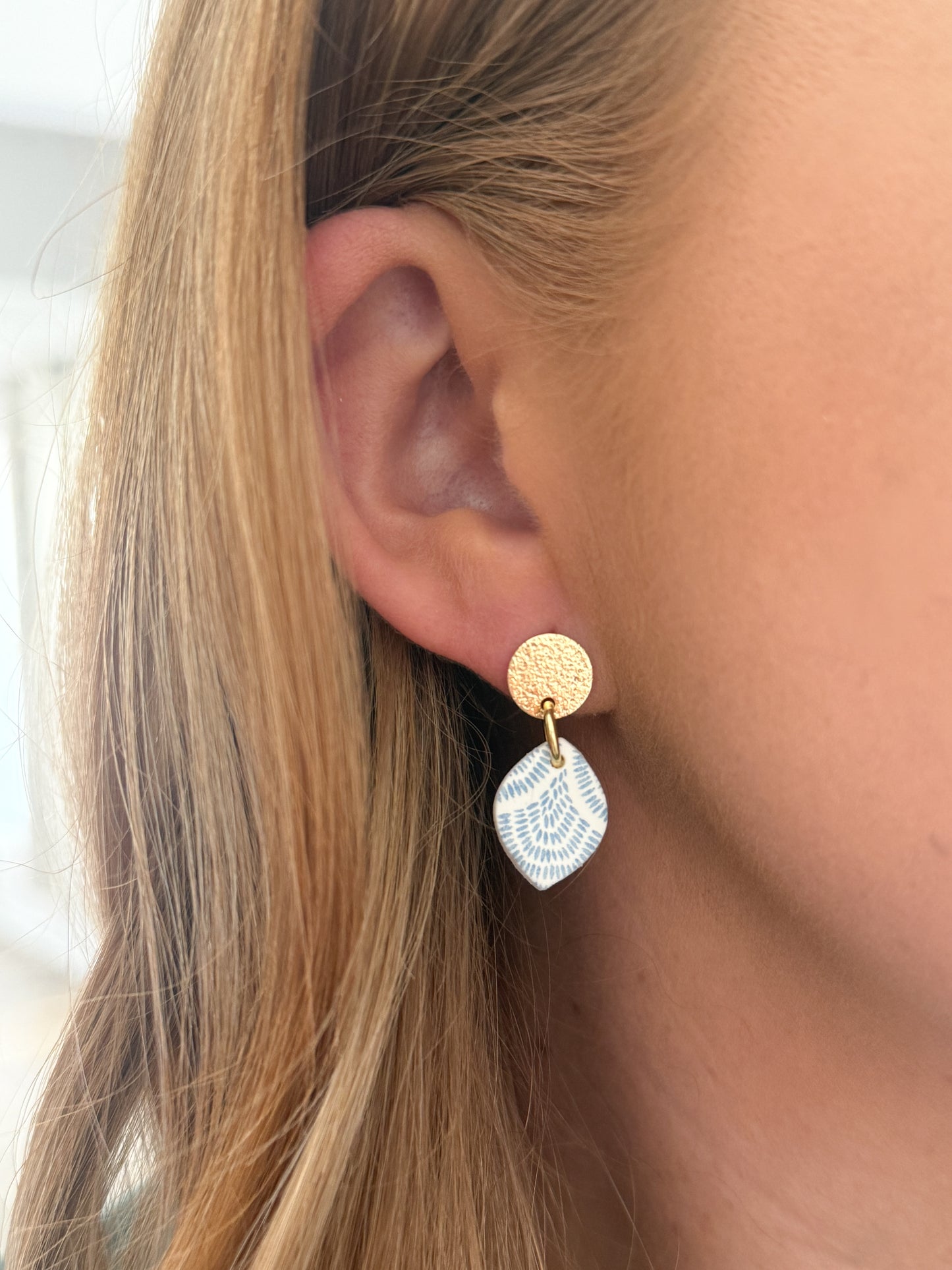 Alice Dangles